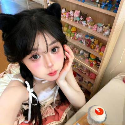 异形三角恋海报
